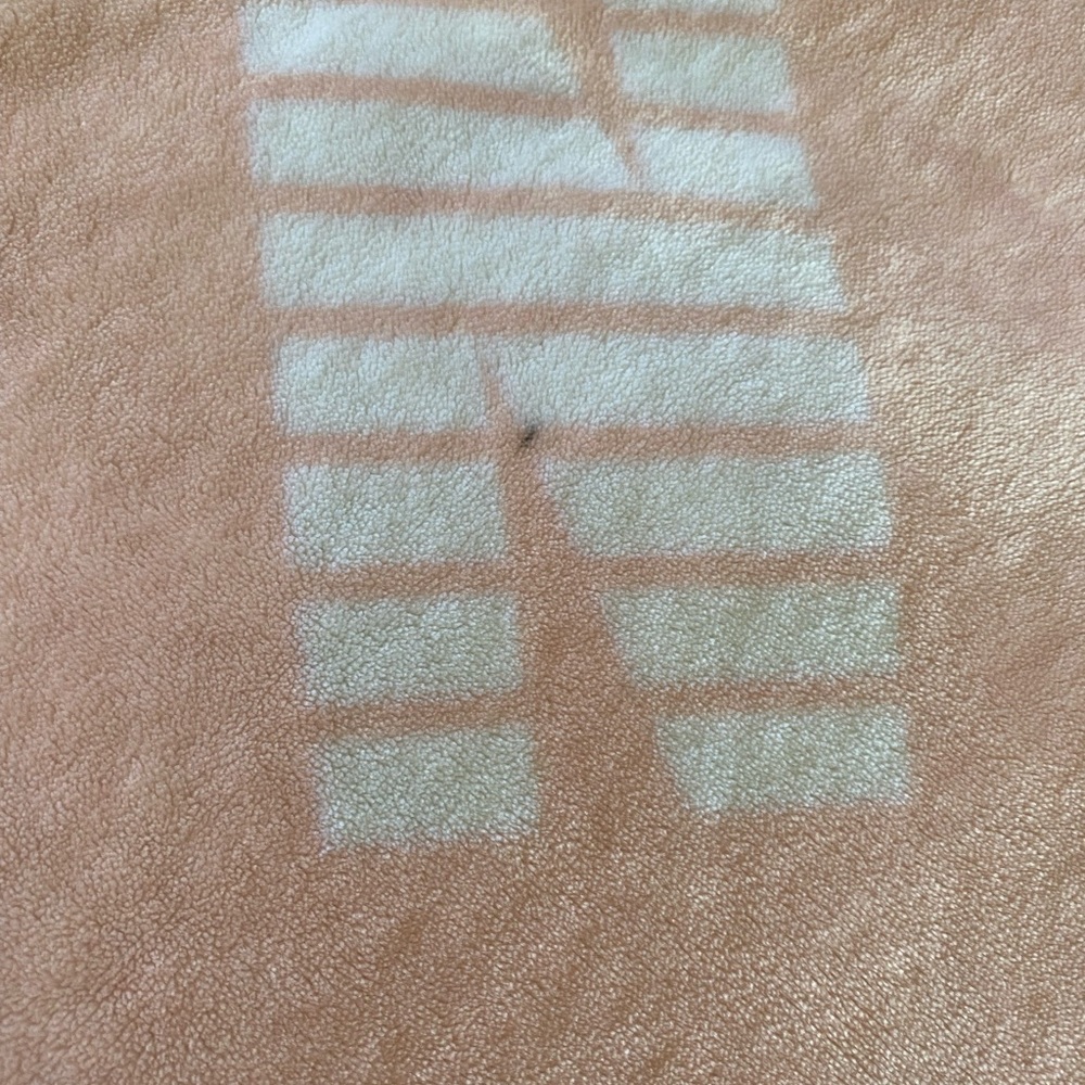 VS Pink blanket - Picture 3 of 5